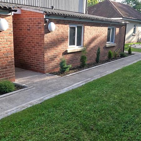 Two Birds Weekly Stay Malmesbury Εξωτερικό φωτογραφία